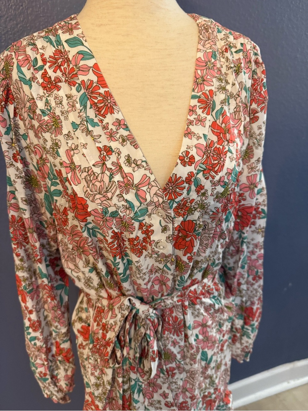 Tommy Hilfiger White Floral V-Neck Long Sleeve Tie-Waist Dress - Picture 2 of 9